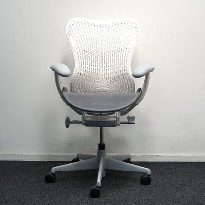 Herman Miller Mirra 2 Bureaustoel | Wit / Lichtgrijs