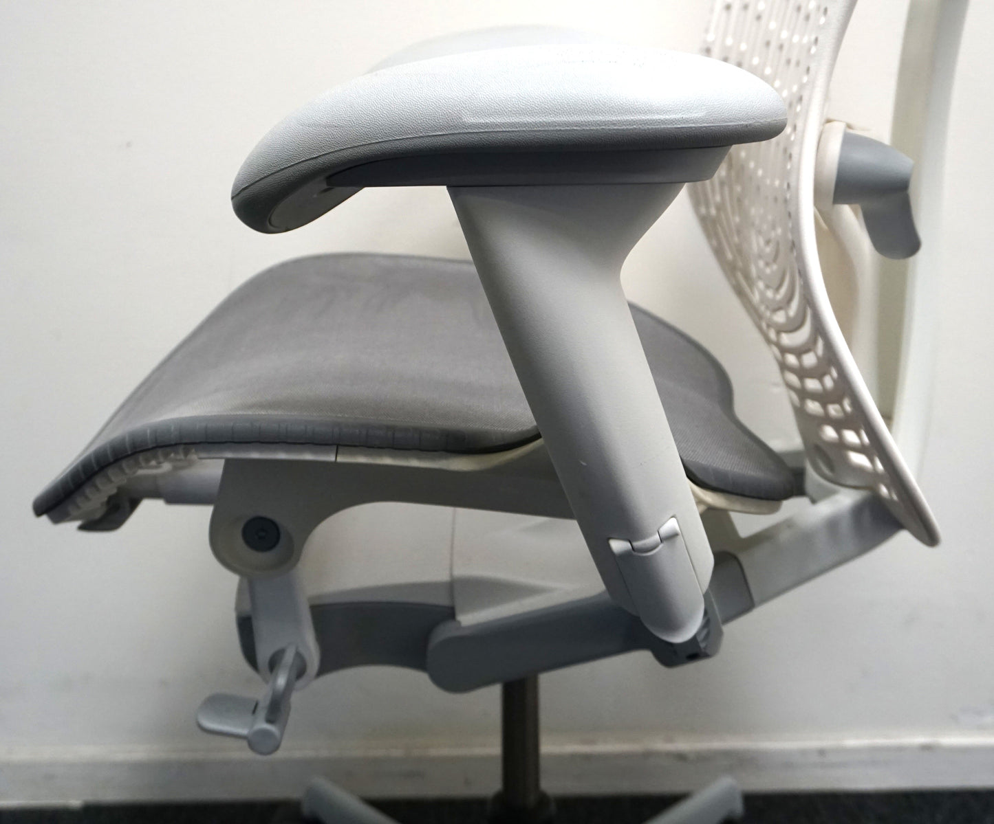 Herman Miller Mirra 2 Bureaustoel | Wit / Lichtgrijs