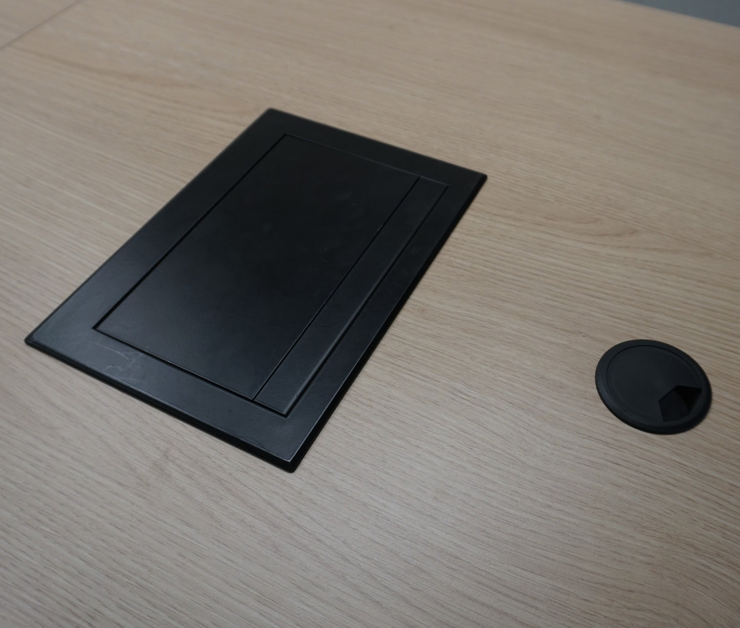 Mara Klaptafel Verrijdbaar | 320 x 80 cm | Midden eiken | Kabeldoorvoer