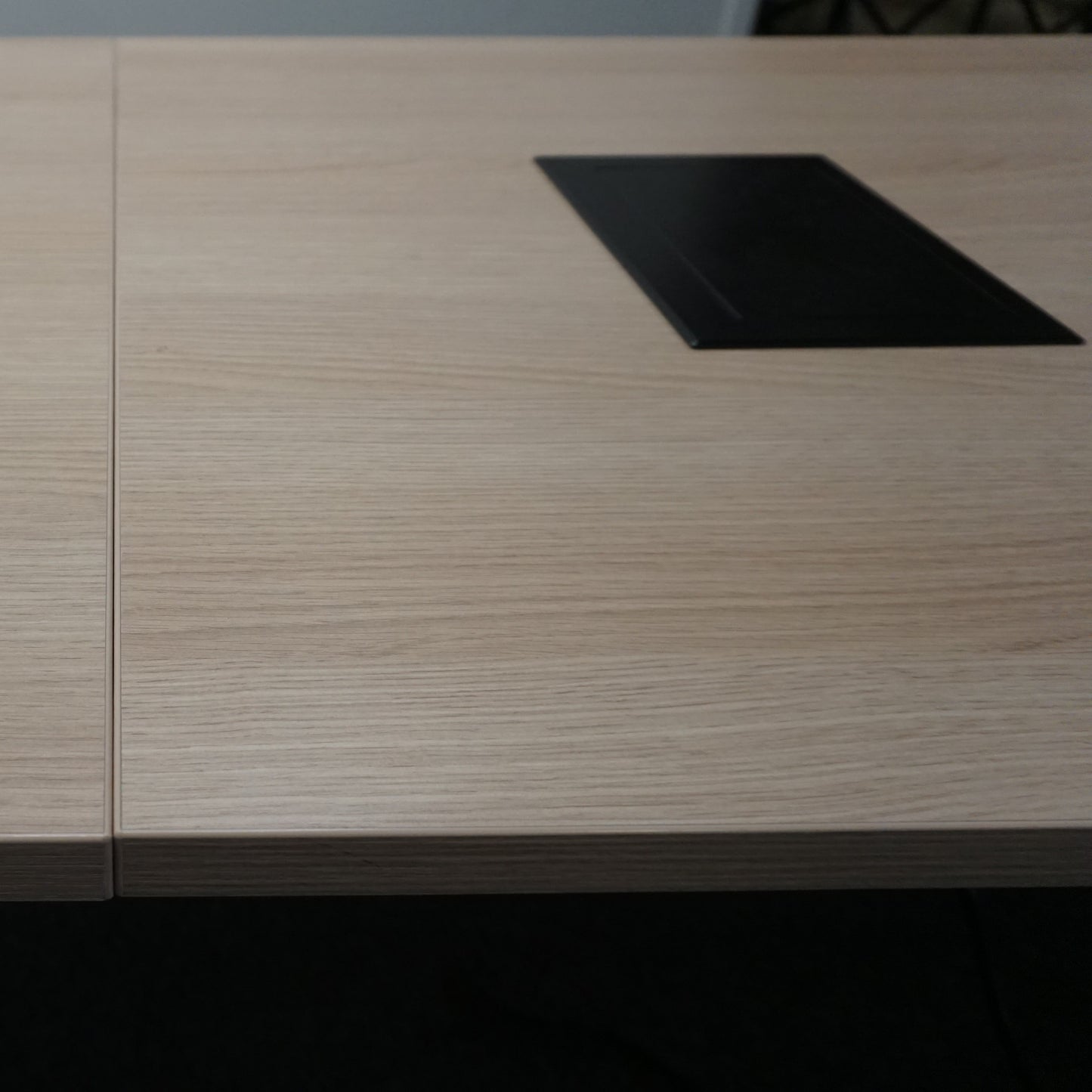 Mara Klaptafel Verrijdbaar | 320 x 80 cm | Midden eiken | Kabeldoorvoer