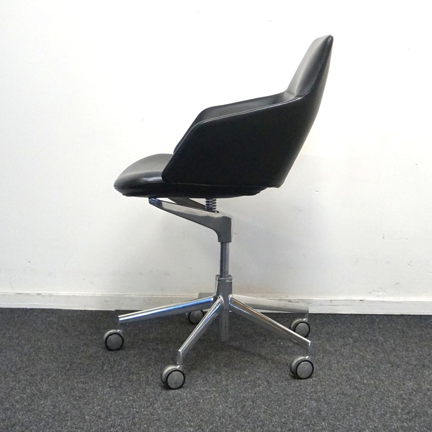 Arper Aston Design Stoel | Verrijdbaar | Zwart Leer