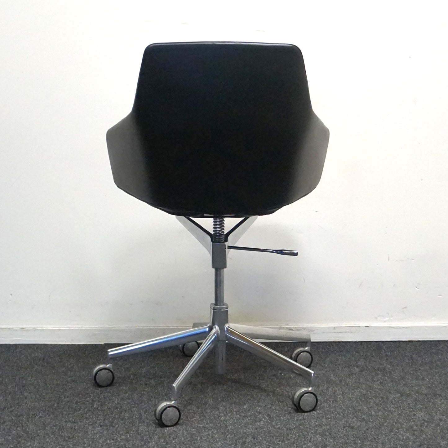 Arper Aston Design Stoel | Verrijdbaar | Zwart Leer