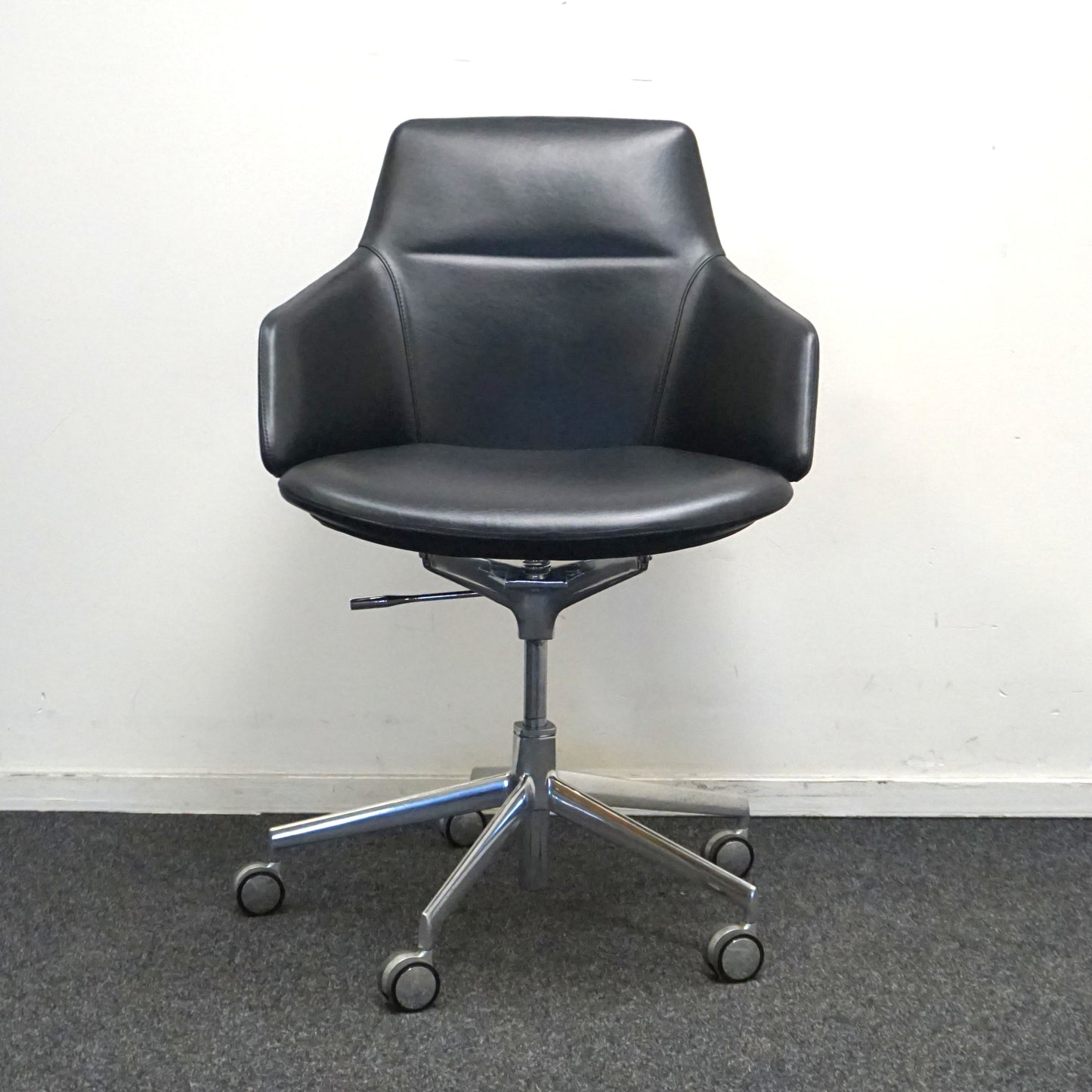 Arper Aston Design Stoel | Verrijdbaar | Zwart Leer
