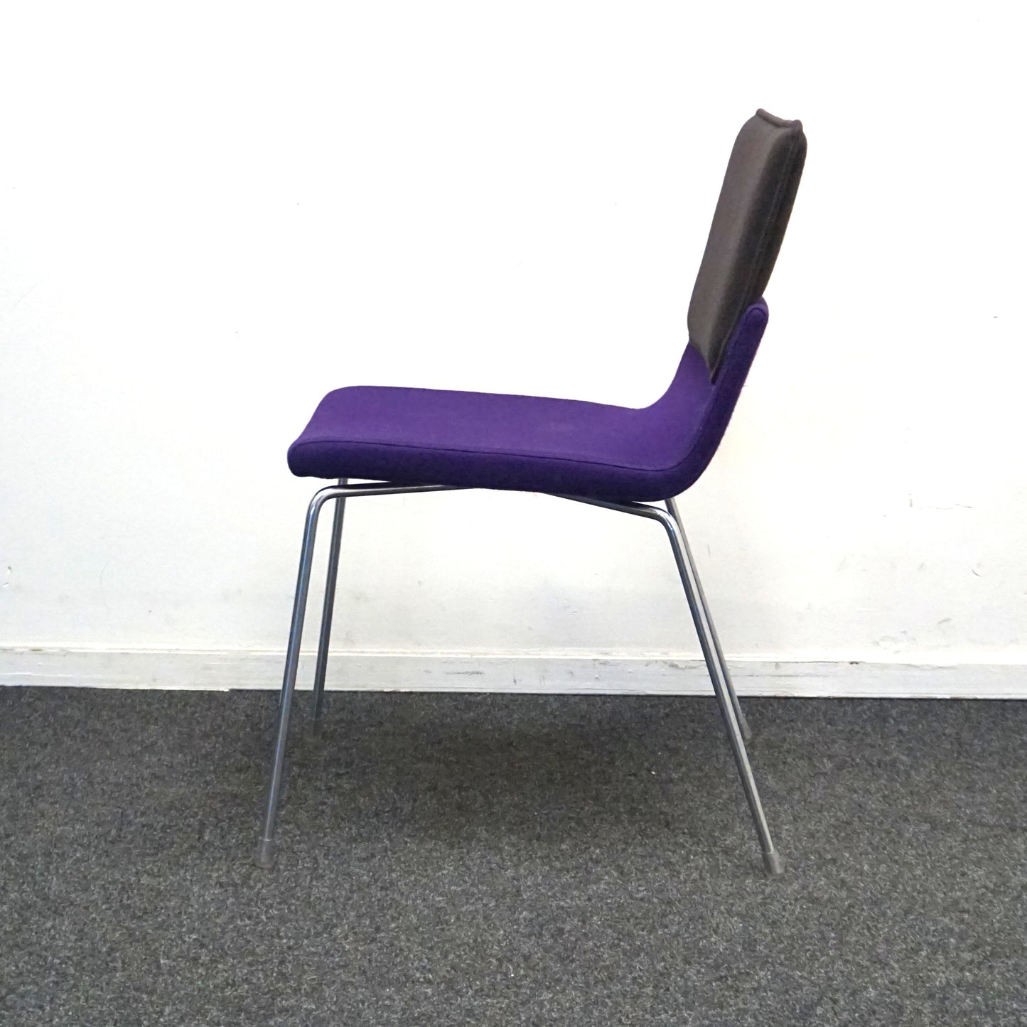 Gispen Triennial Design Stoel | Zwart / Donkerpaars