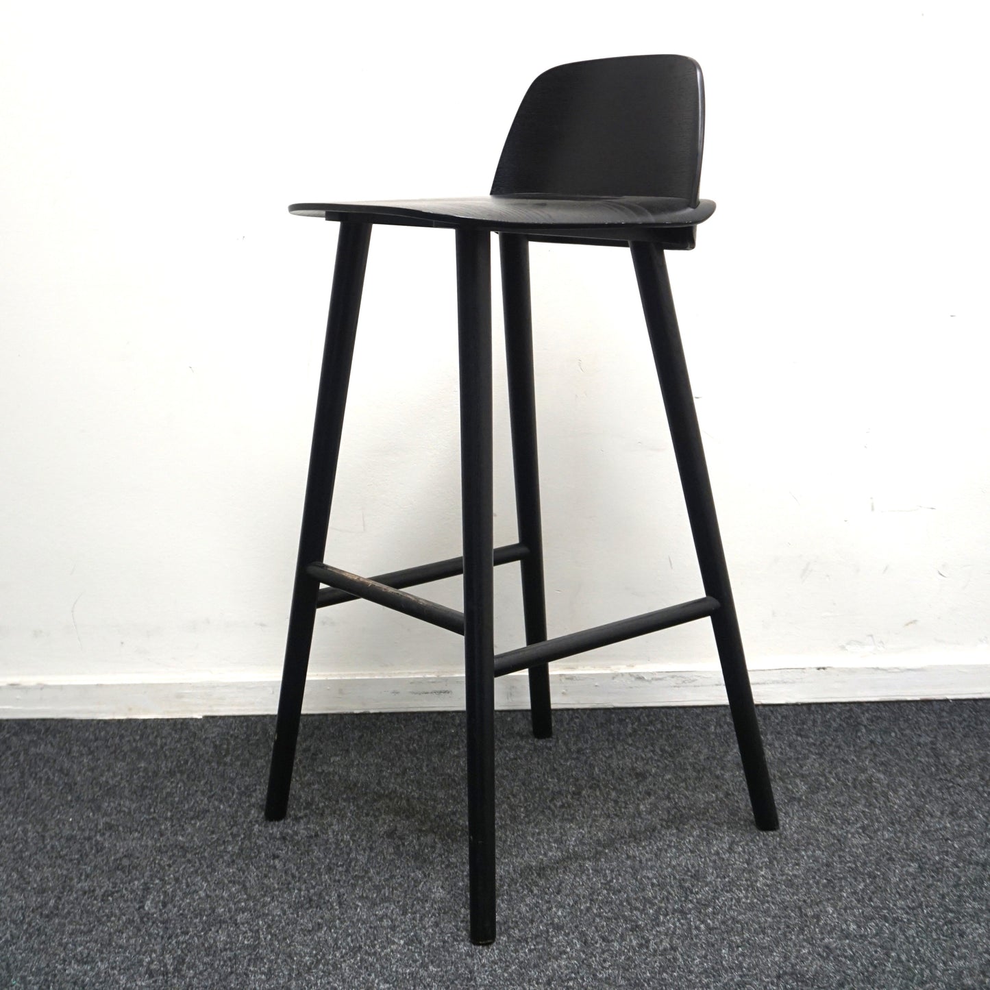 Muuto Nerd Barkruk | Zwart | Hout | Zithoogte 75 cm