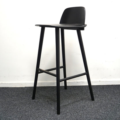 Muuto Nerd Barkruk | Zwart | Hout | Zithoogte 75 cm