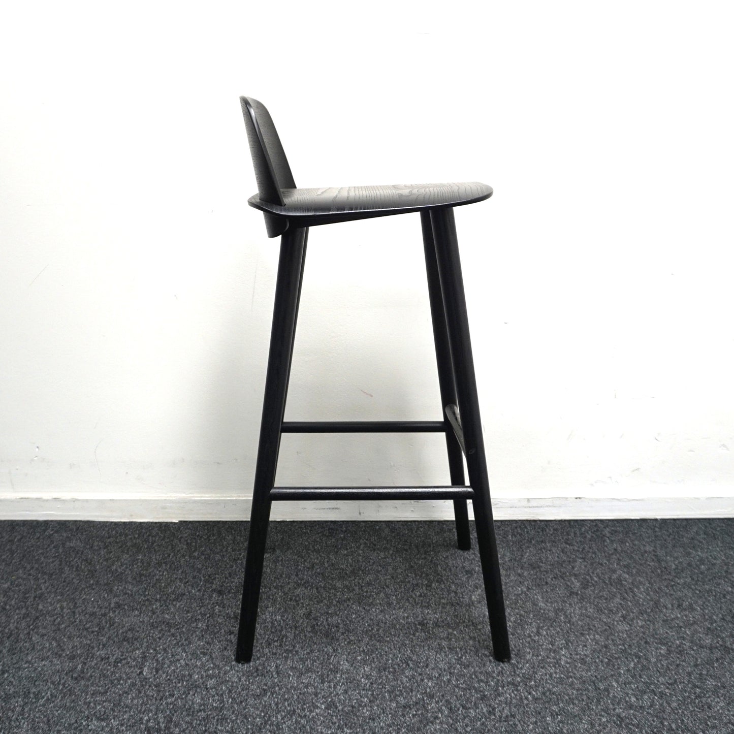 Muuto Nerd Barkruk | Zwart | Hout | Zithoogte 75 cm