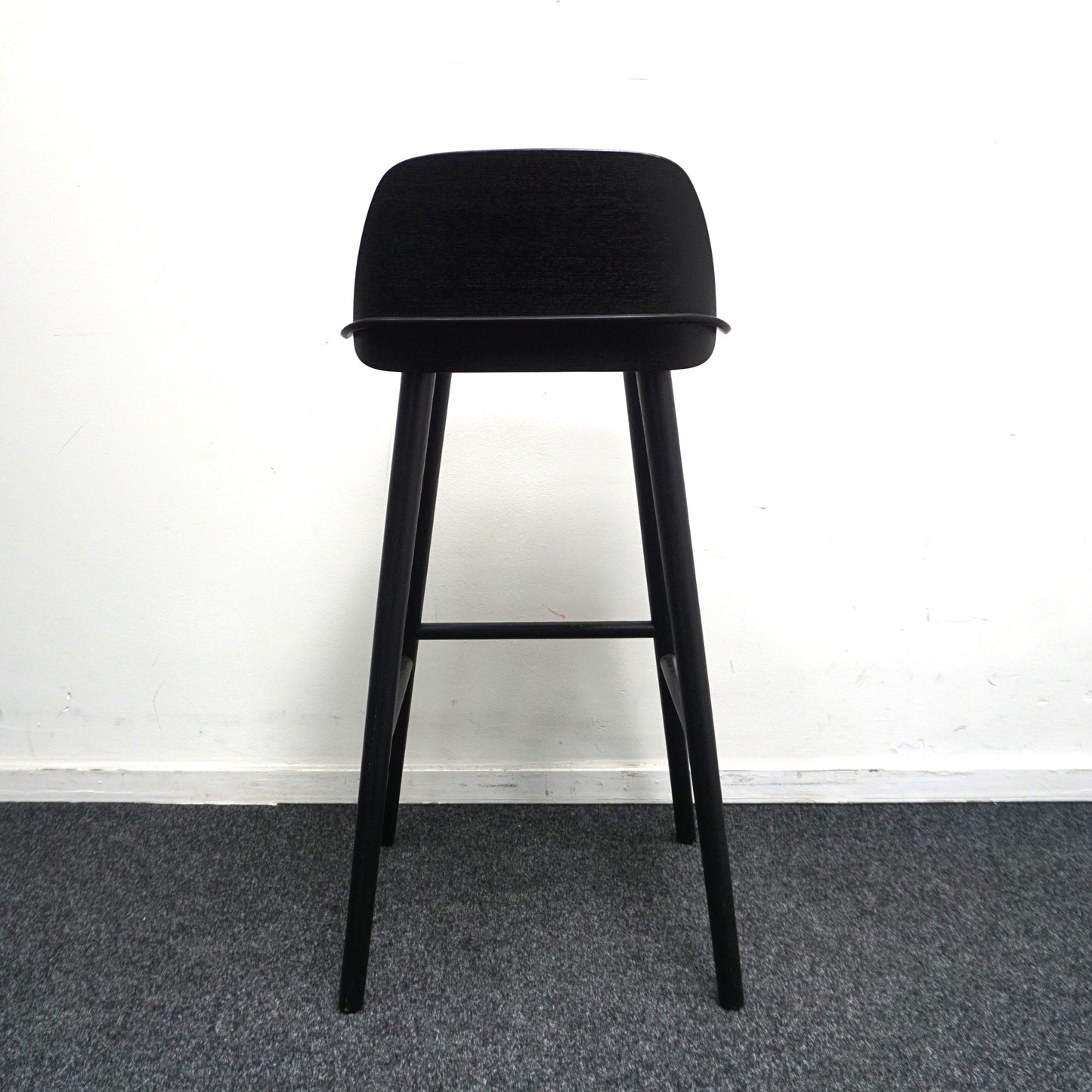Muuto Nerd Barkruk | Zwart | Hout | Zithoogte 75 cm