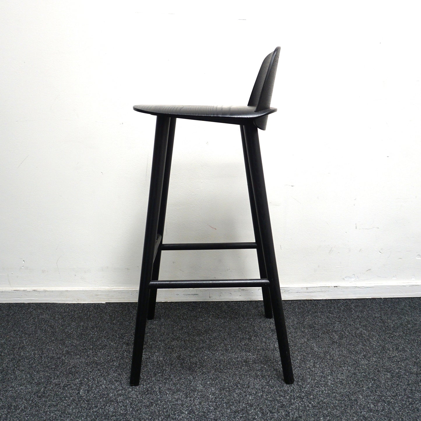 Muuto Nerd Barkruk | Zwart | Hout | Zithoogte 75 cm