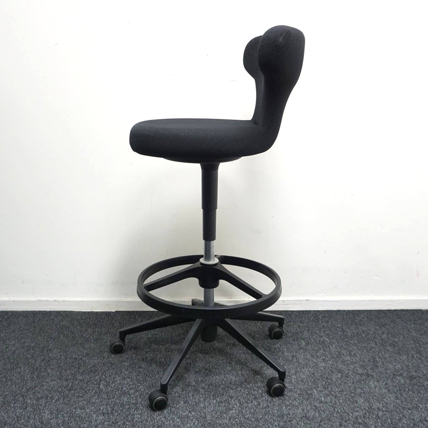Vitra Pivot High Stool Baliestoel | Zwart