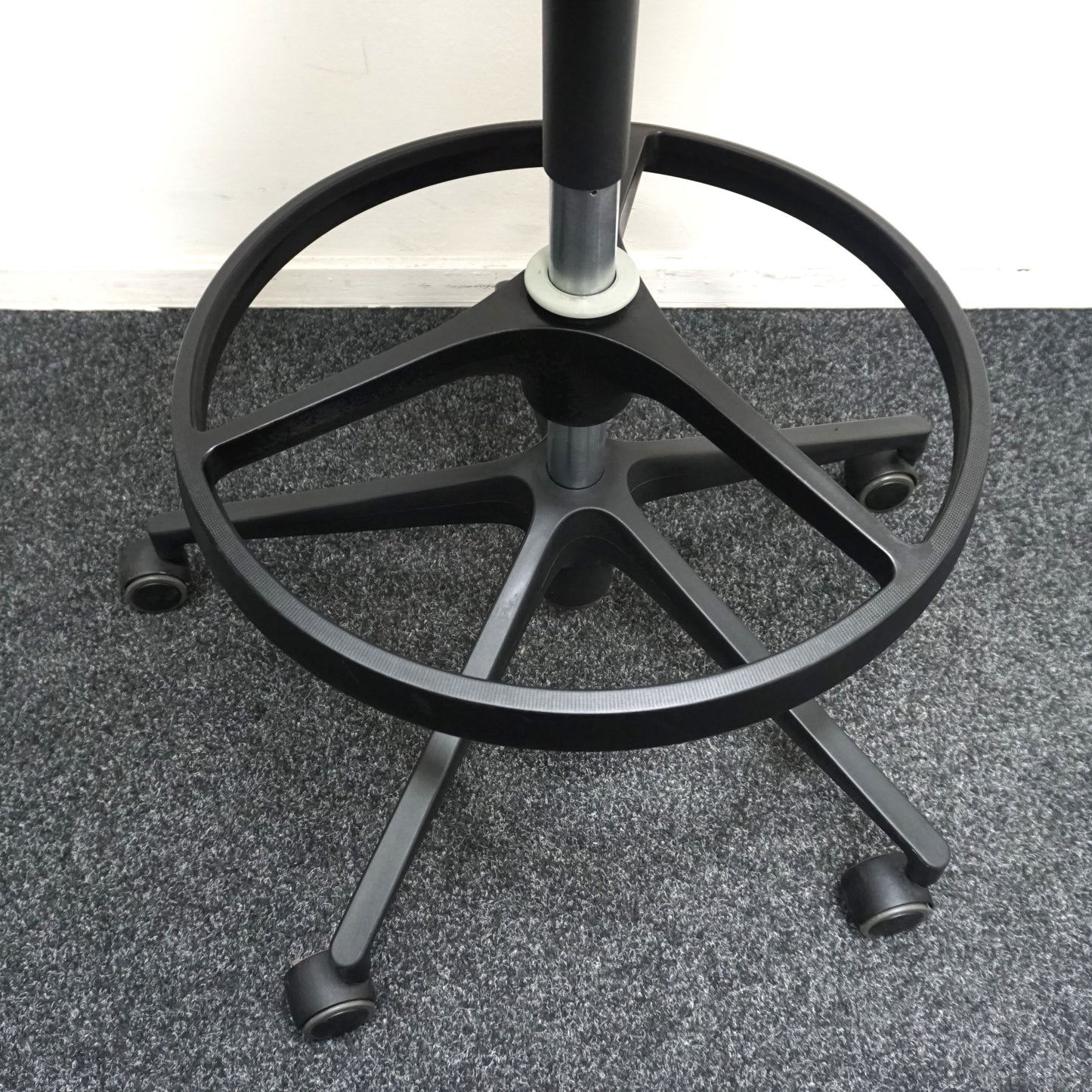 Vitra Pivot High Stool Baliestoel | Zwart