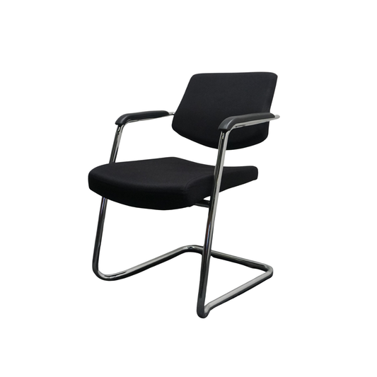 Slede Vergaderstoel | Zwarte stof | Chroom frame | Stapelbaar | Kunststof armdekjes