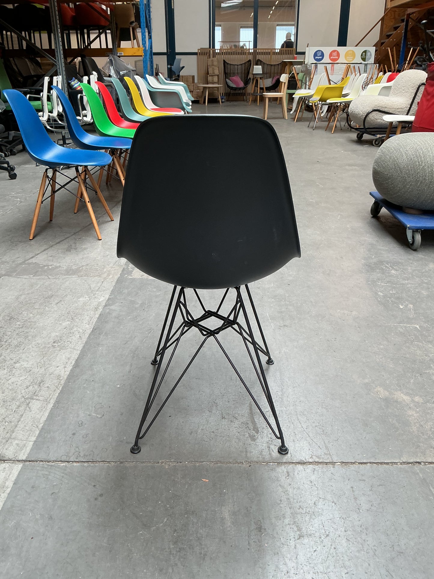 Vitra Eames Plastic Chair DSR | Eetkamerstoel | Zwarte Kuip | Blauw Zitkussen | Zwart Frame