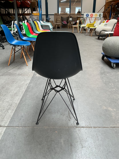 Vitra Eames Plastic Chair DSR | Eetkamerstoel | Zwarte Kuip | Blauw Zitkussen | Zwart Frame