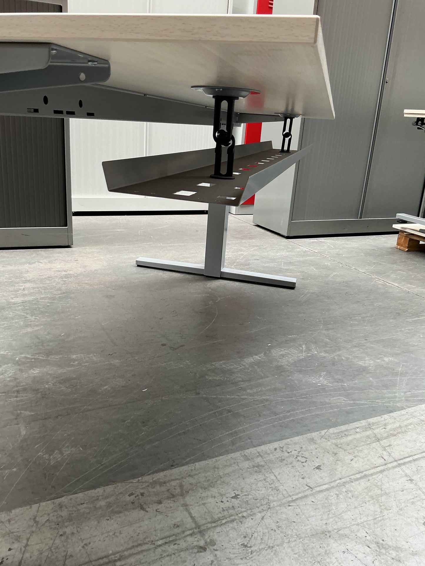 Gispen TM Slingerbureau | 180x90 cm | Hoogte 62-84 cm | Licht Eiken