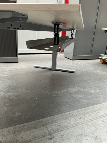 Gispen TM Slingerbureau | 180x90 cm | Hoogte 62-84 cm | Licht Eiken