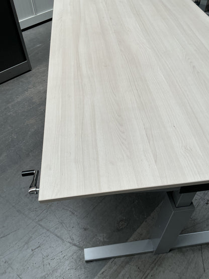 Gispen TM Slingerbureau | 180x90 cm | Hoogte 62-84 cm | Licht Eiken