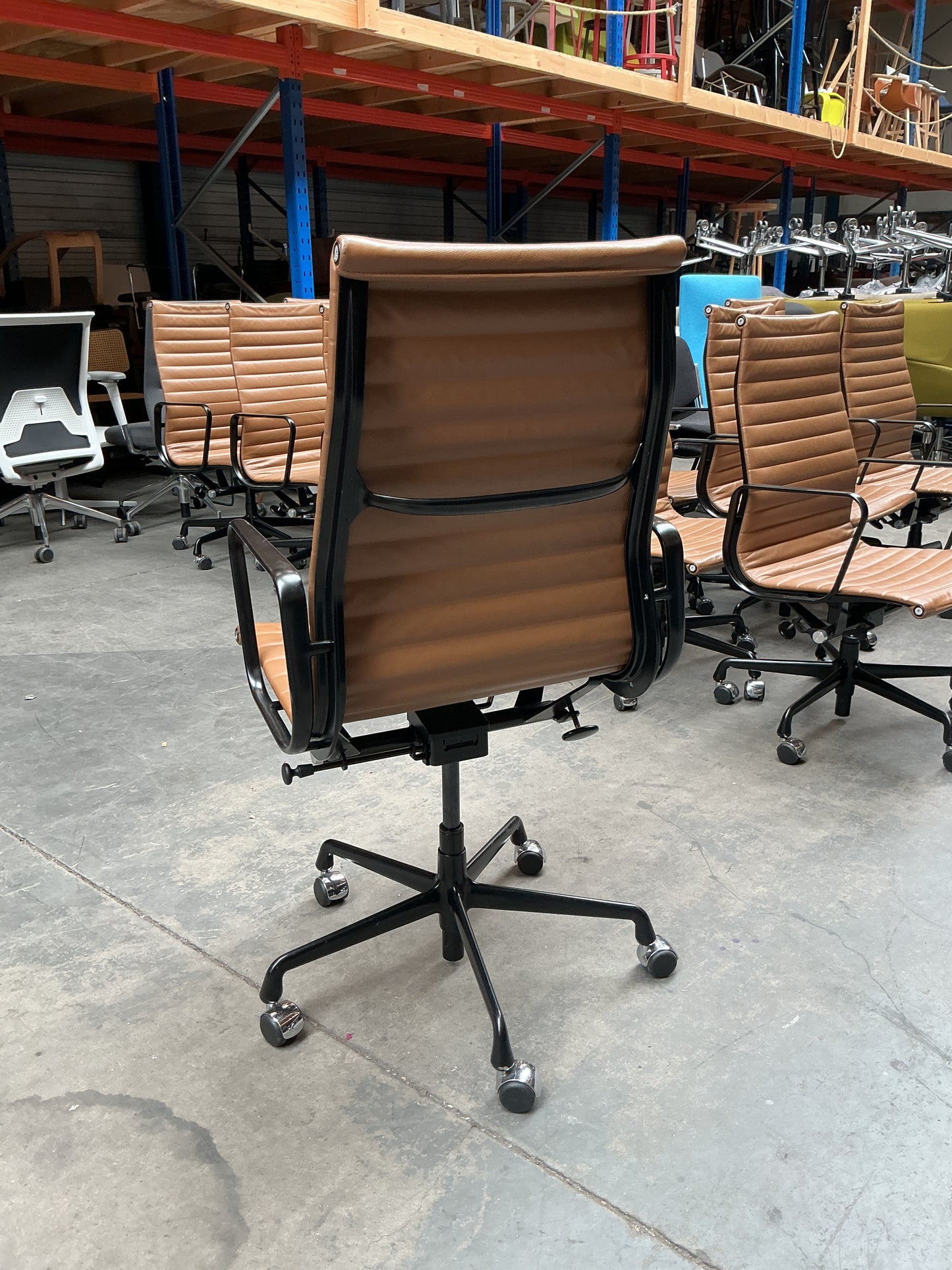 Vitra/Herman Miller Eames EA 119 Directiestoel | Cognac Leer | Zwart