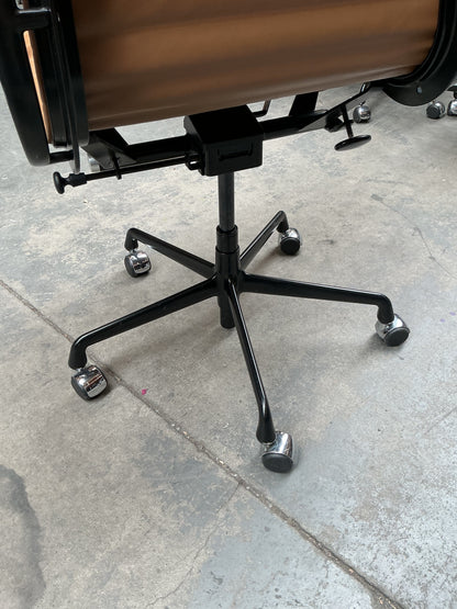 Vitra/Herman Miller Eames EA 119 Directiestoel | Cognac Leer | Zwart