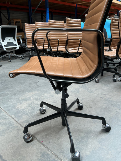 Vitra/Herman Miller Eames EA 119 Directiestoel | Cognac Leer | Zwart