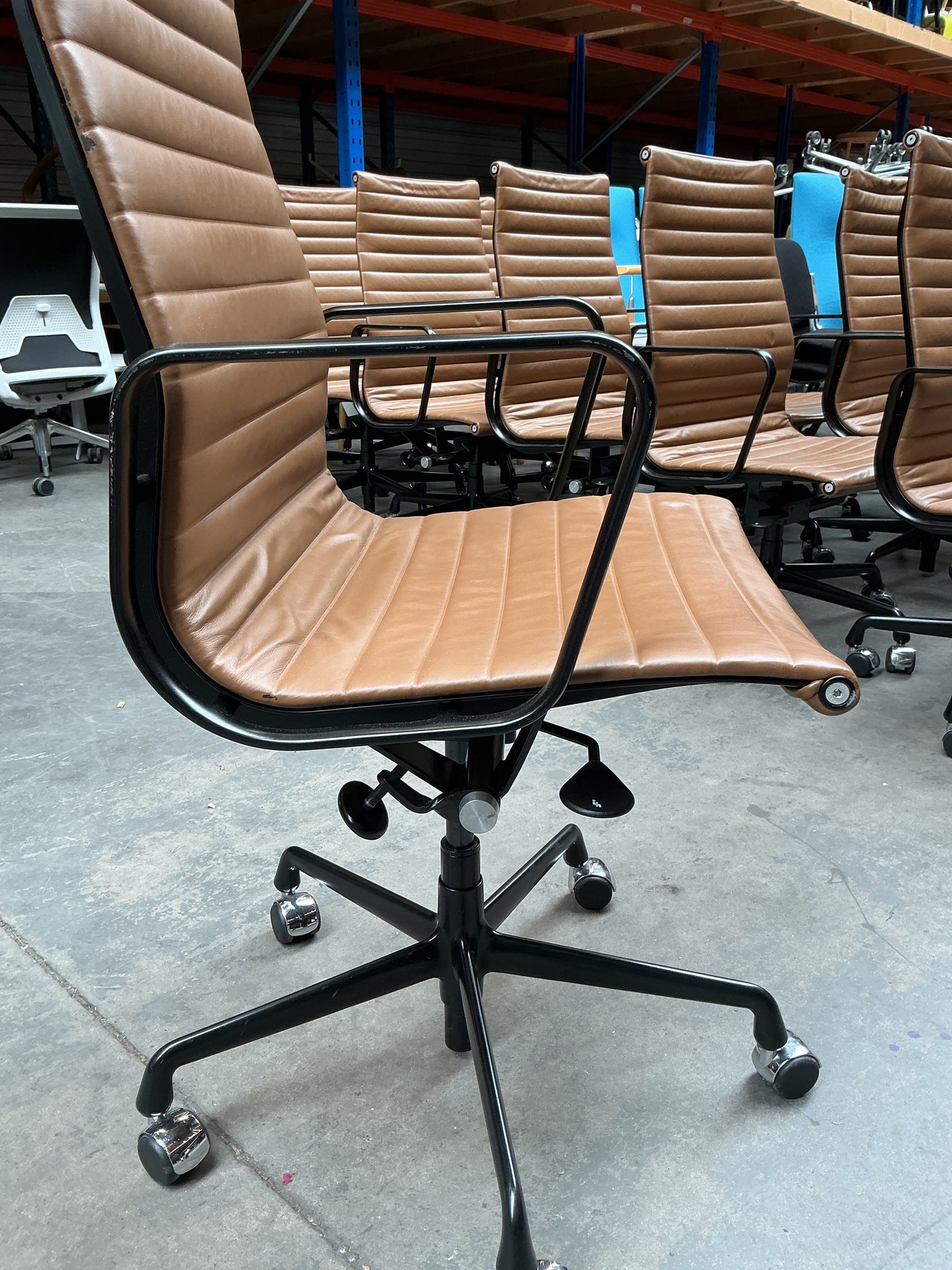 Vitra/Herman Miller Eames EA 119 Directiestoel | Cognac Leer | Zwart