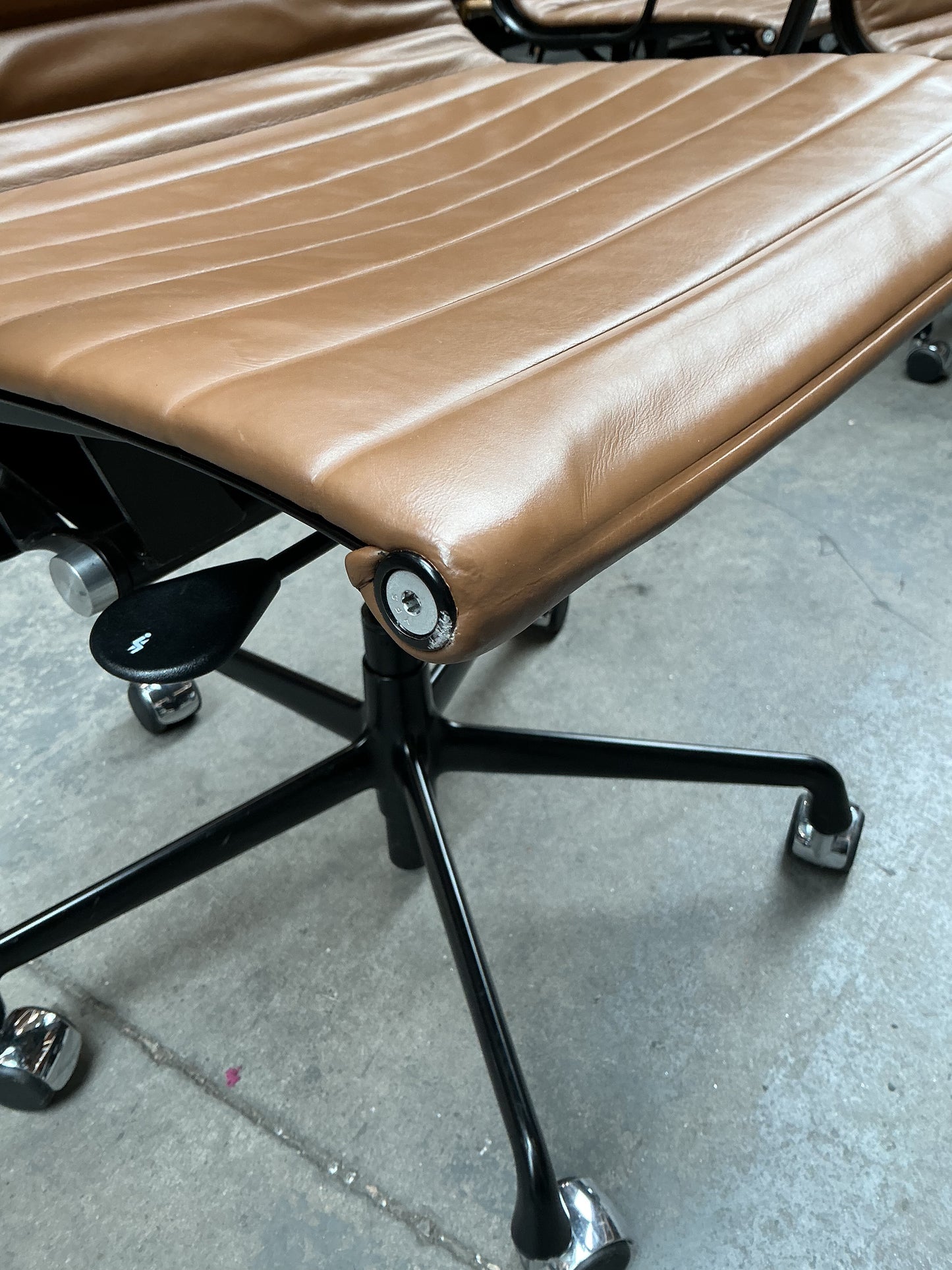 Vitra/Herman Miller Eames EA 119 Directiestoel | Cognac Leer | Zwart