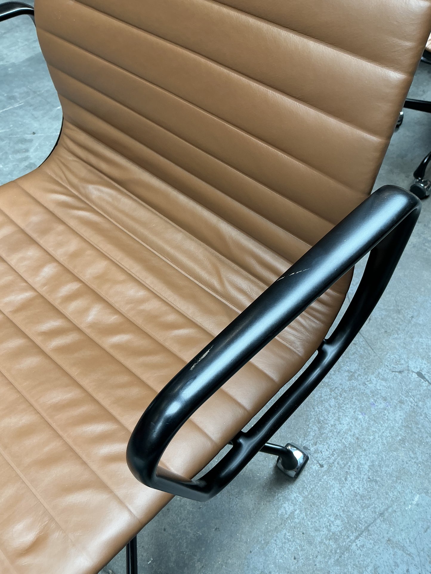 Vitra/Herman Miller Eames EA 119 Directiestoel | Cognac Leer | Zwart