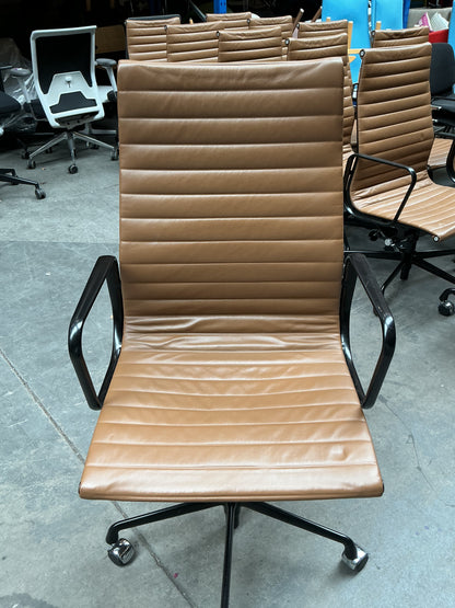 Vitra/Herman Miller Eames EA 119 Directiestoel | Cognac Leer | Zwart