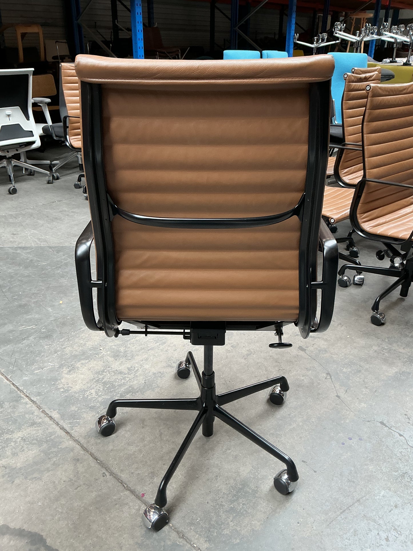 Vitra/Herman Miller Eames EA 119 Directiestoel | Cognac Leer | Zwart