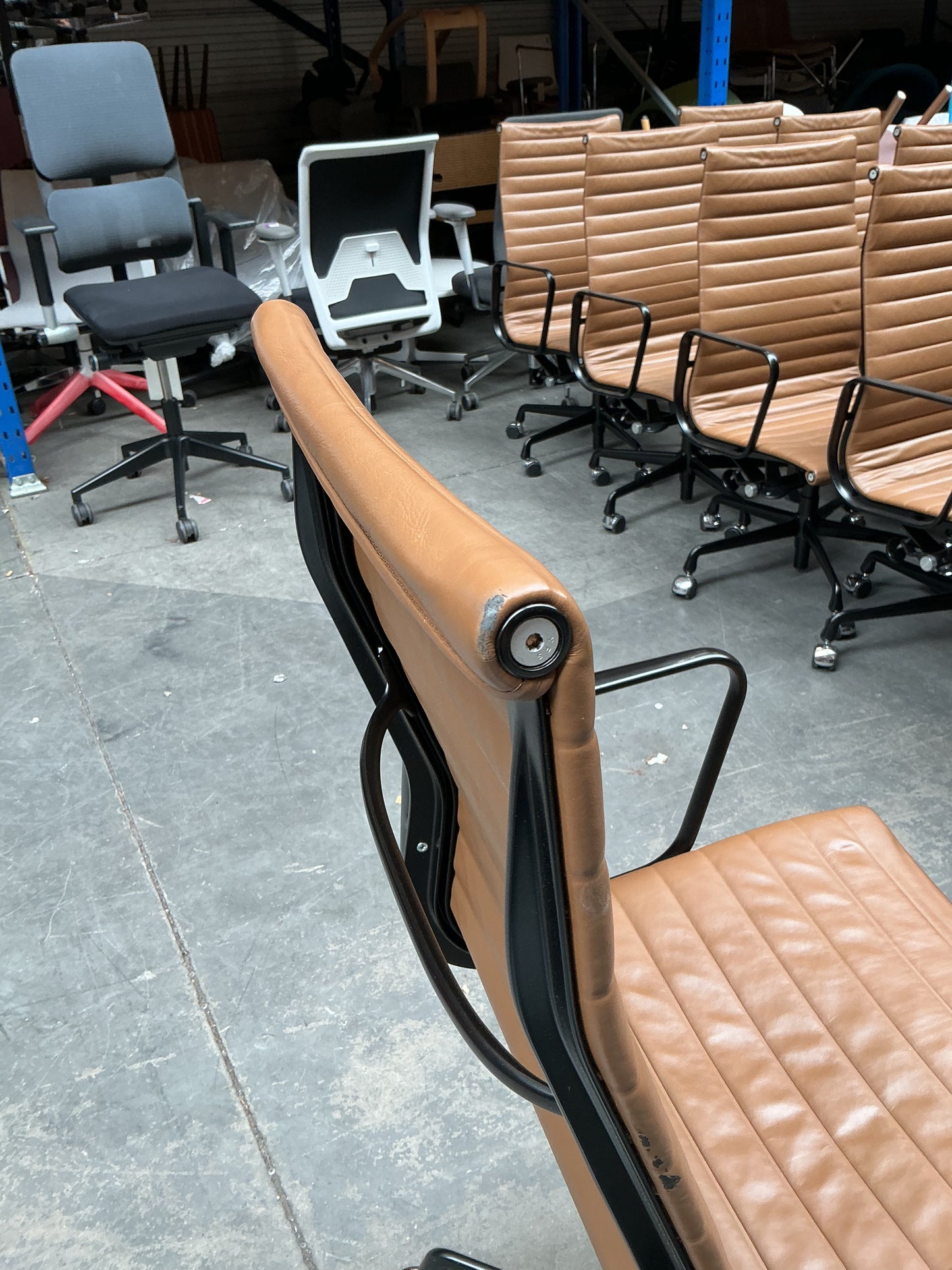 Vitra/Herman Miller Eames EA 119 Directiestoel | Cognac Leer | Zwart