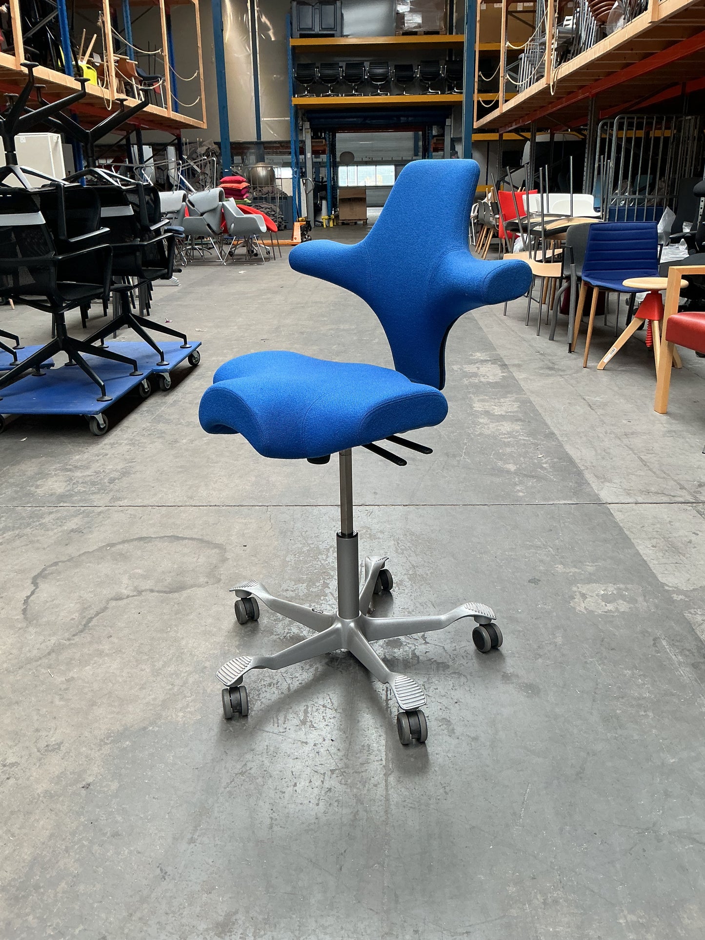 HAG Capisco 8106 Bureaustoel | Zithoogte 52-70 cm | Blauw