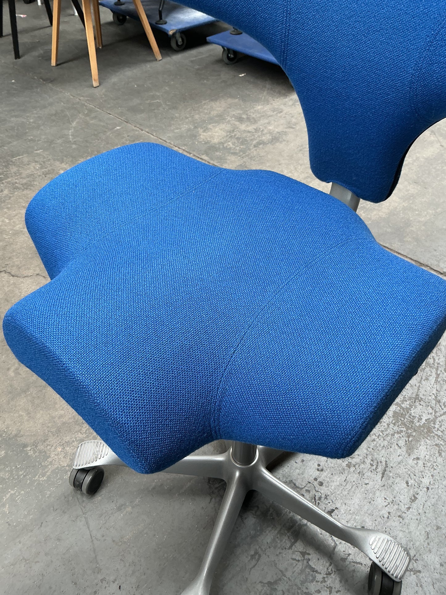 HAG Capisco 8106 Bureaustoel | Zithoogte 52-70 cm | Blauw