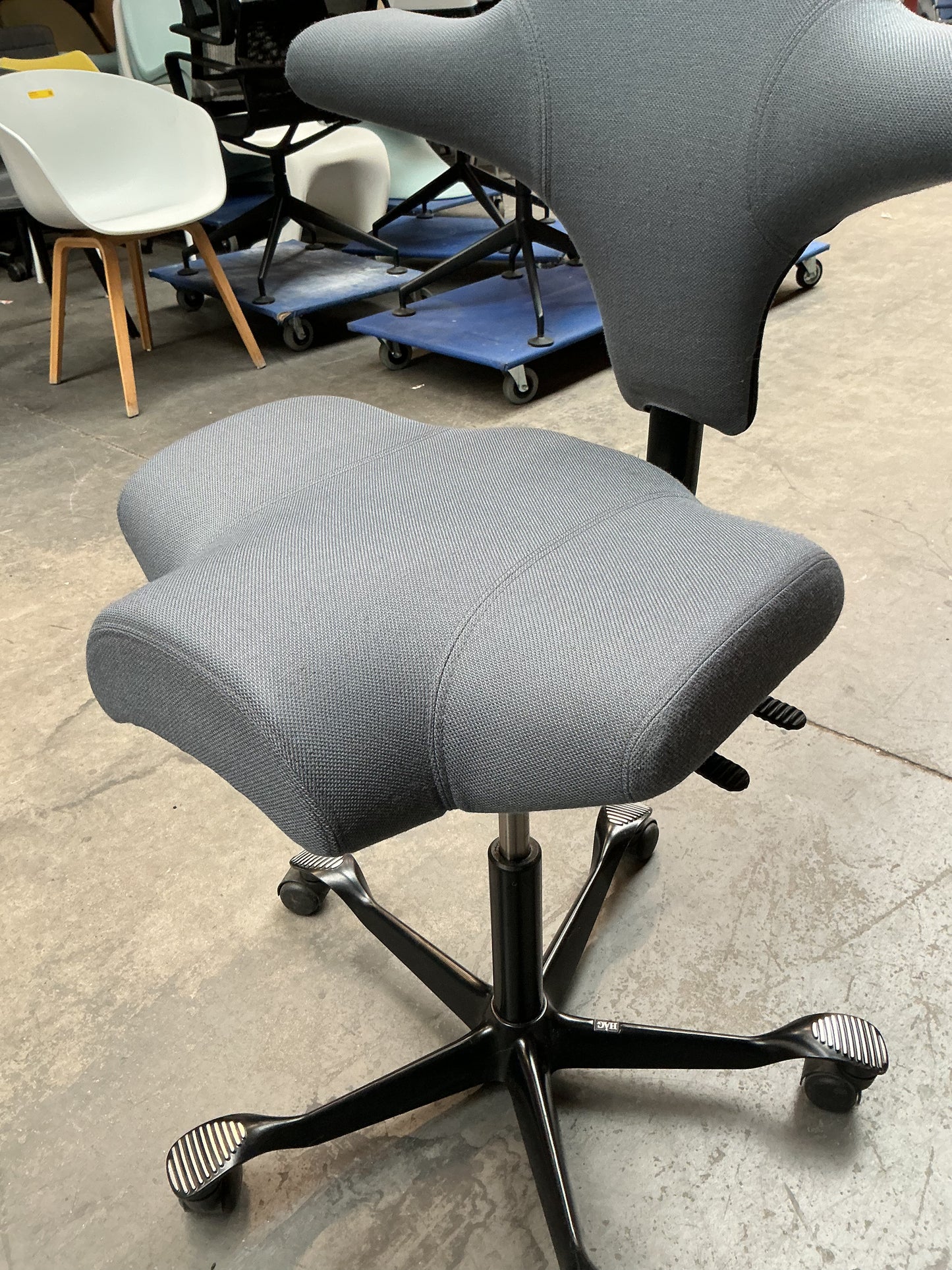 HAG Capisco 8106 Bureaustoel | Zithoogte 51-69 cm | Grijs