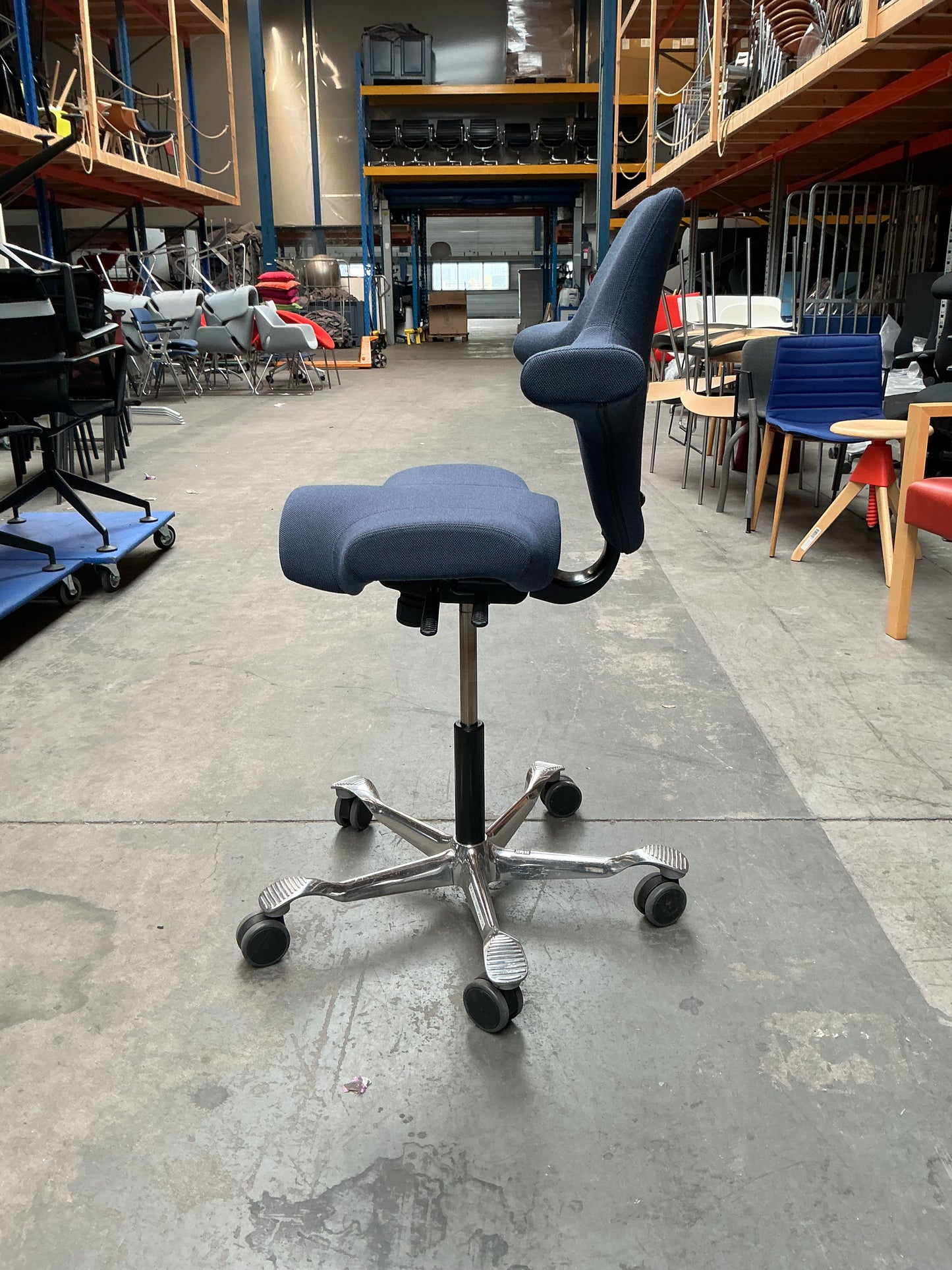 HAG Capisco 8106 Bureaustoel | Zithoogte 54-71 cm | Donkerblauw