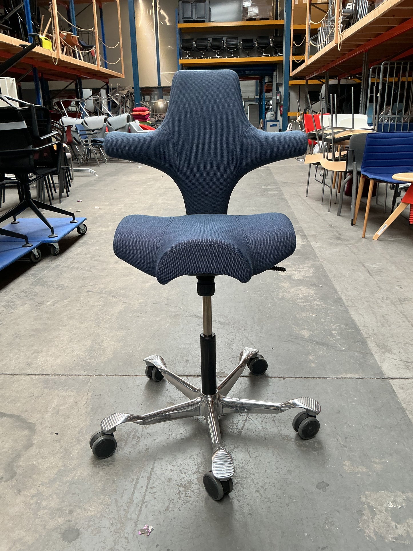 HAG Capisco 8106 Bureaustoel | Zithoogte 54-71 cm | Donkerblauw