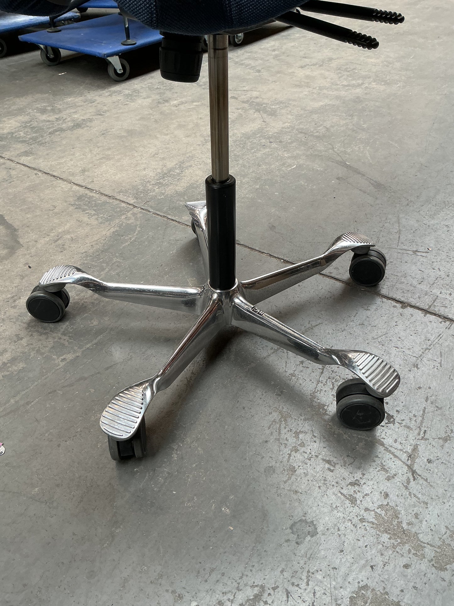 HAG Capisco 8106 Bureaustoel | Zithoogte 54-71 cm | Donkerblauw