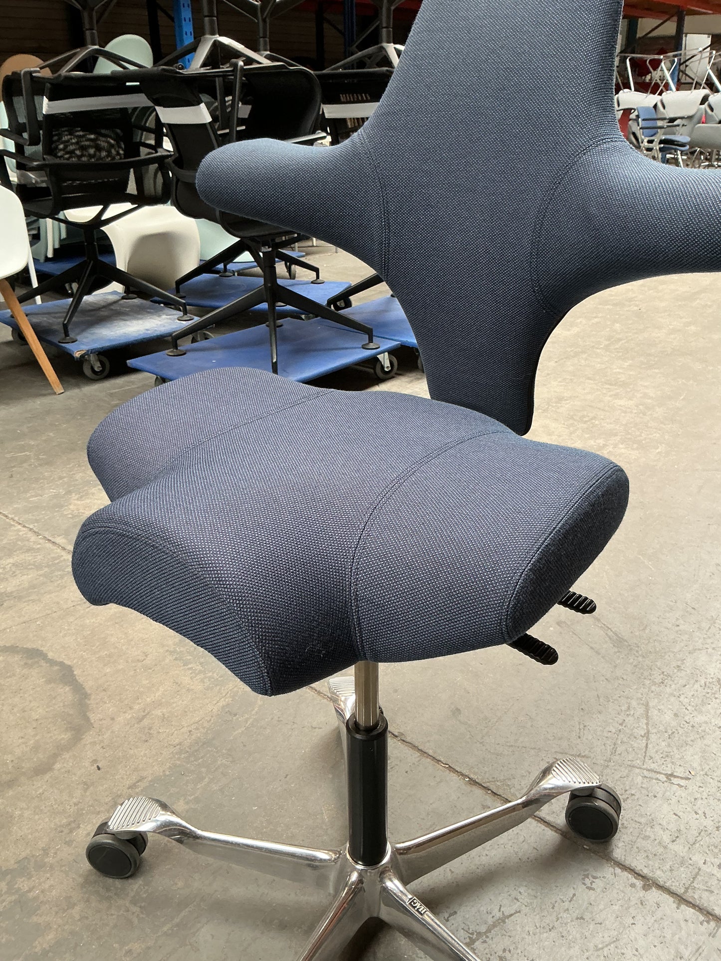 HAG Capisco 8106 Bureaustoel | Zithoogte 54-71 cm | Donkerblauw