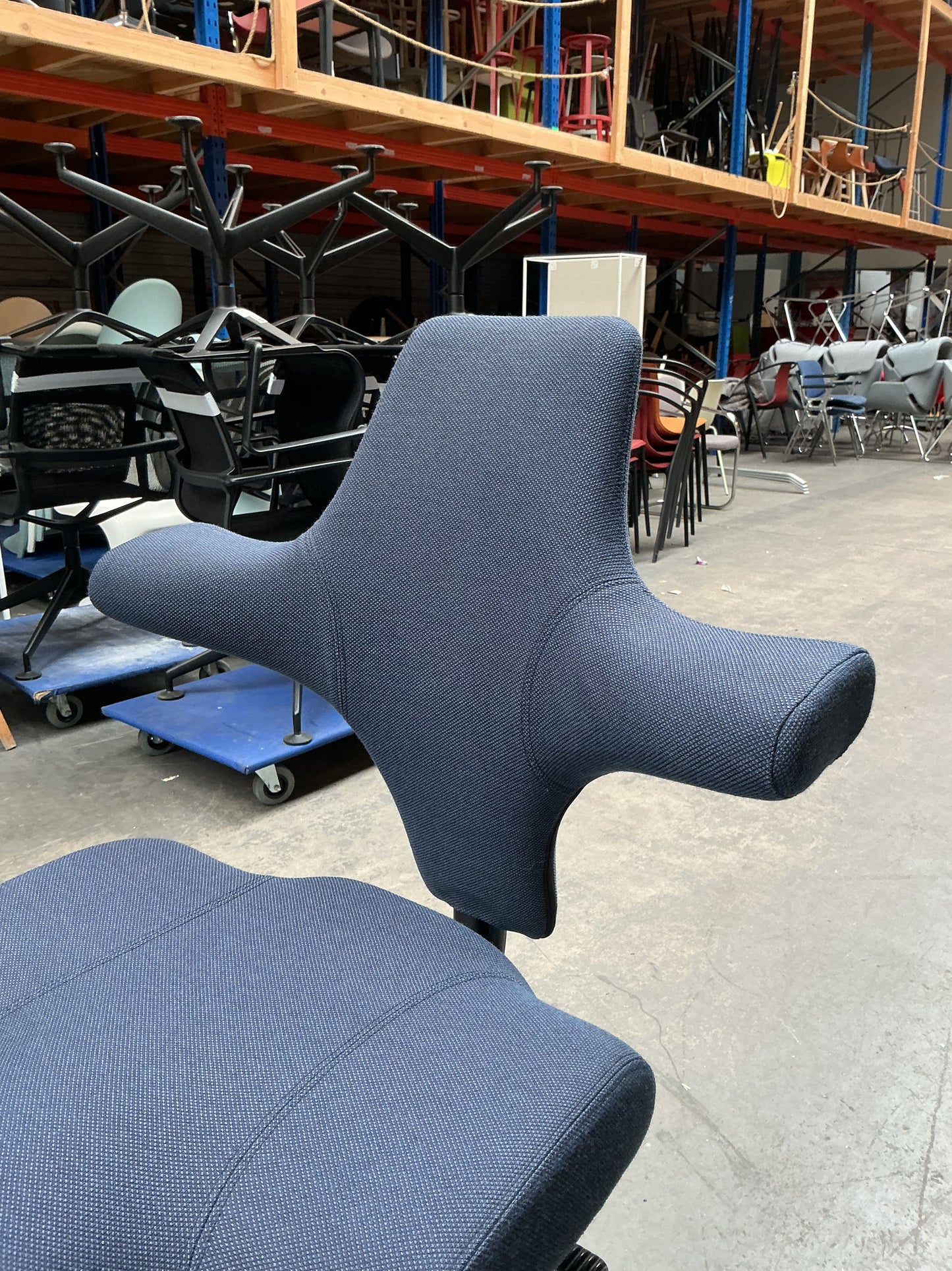 HAG Capisco 8106 Bureaustoel | Zithoogte 54-71 cm | Donkerblauw