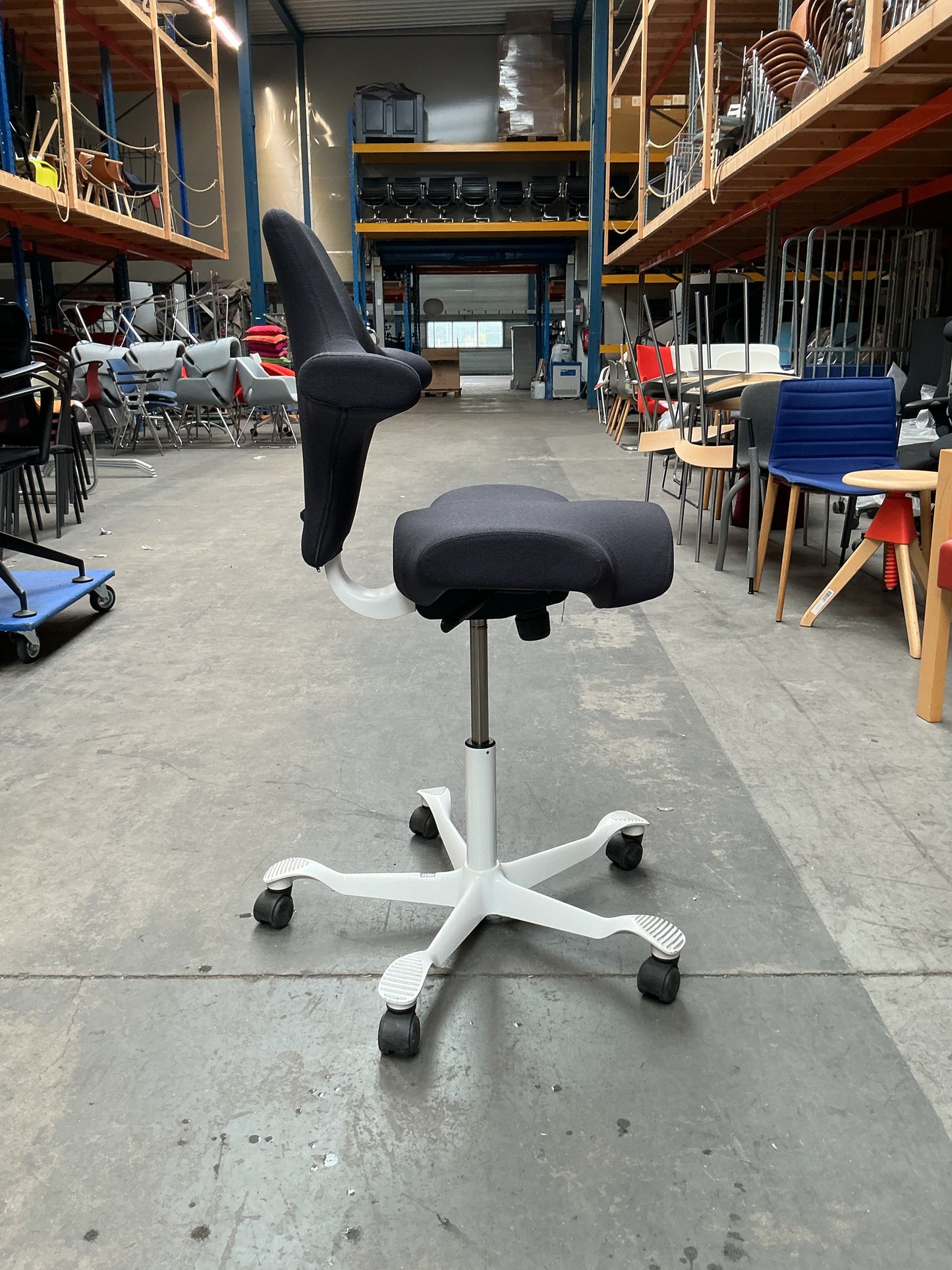 HAG Capisco 8106 Bureaustoel | Zithoogte 50-69 cm | Antraciet / Paars