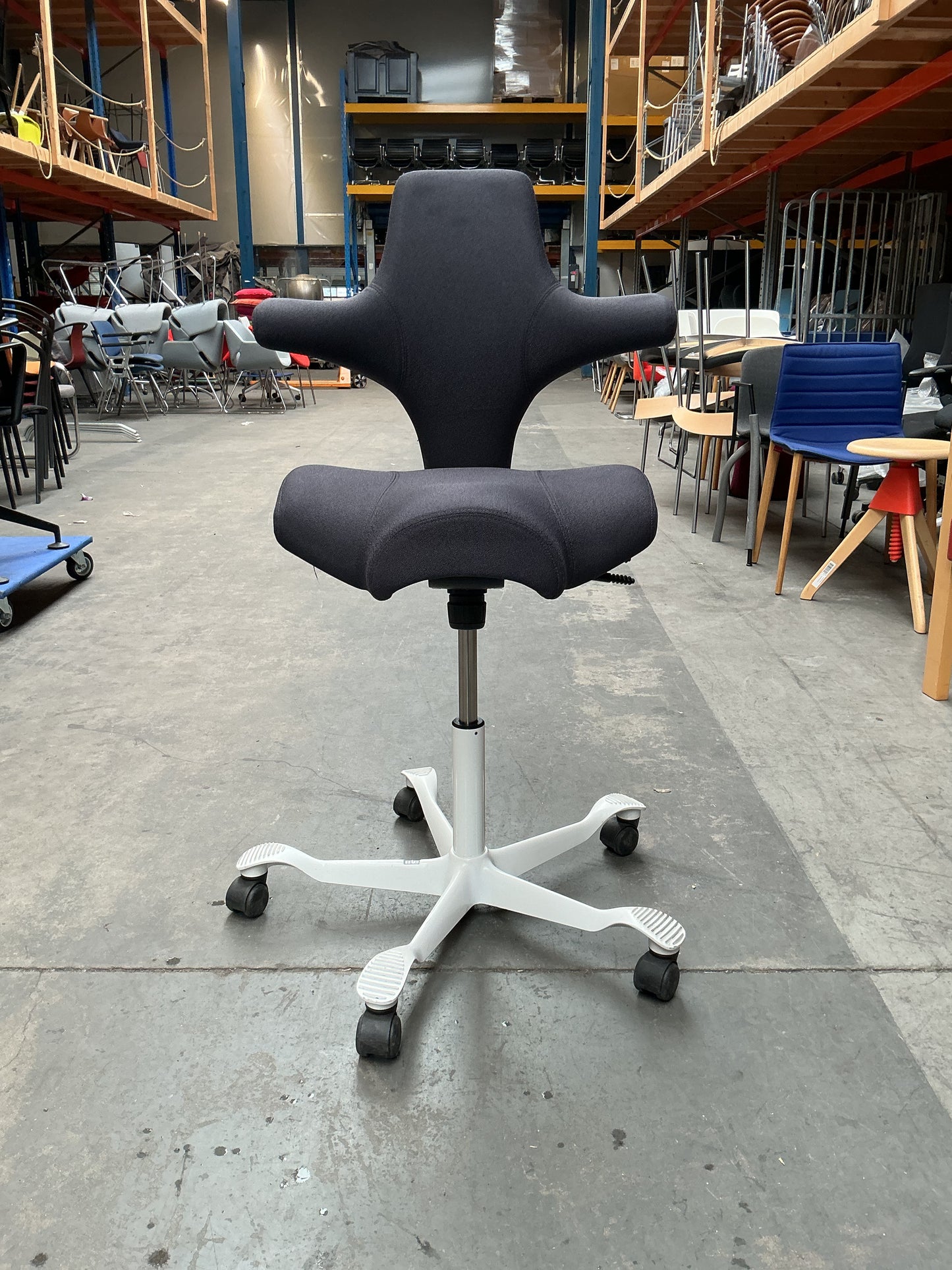 HAG Capisco 8106 Bureaustoel | Zithoogte 50-69 cm | Antraciet / Paars