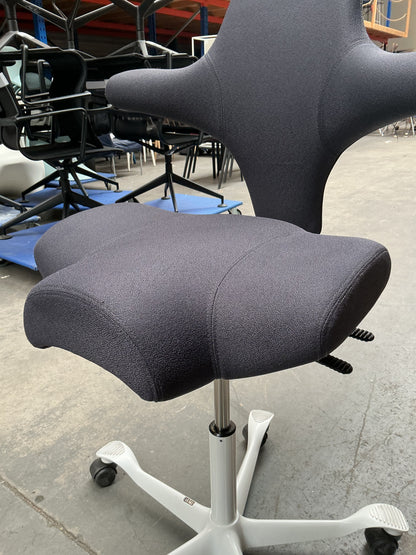 HAG Capisco 8106 Bureaustoel | Zithoogte 50-69 cm | Antraciet / Paars