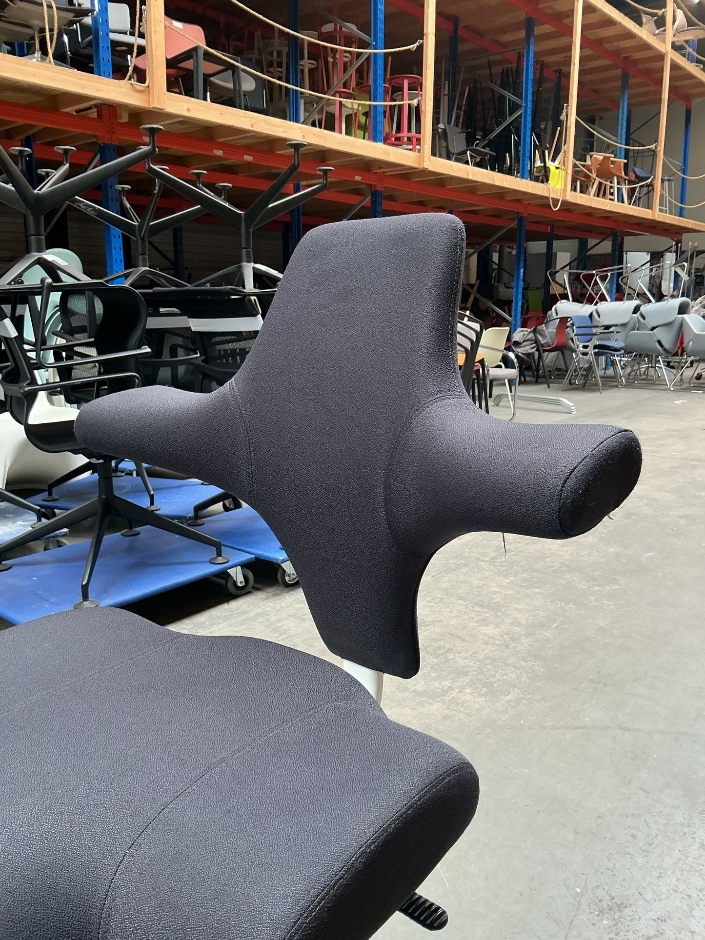 HAG Capisco 8106 Bureaustoel | Zithoogte 50-69 cm | Antraciet / Paars