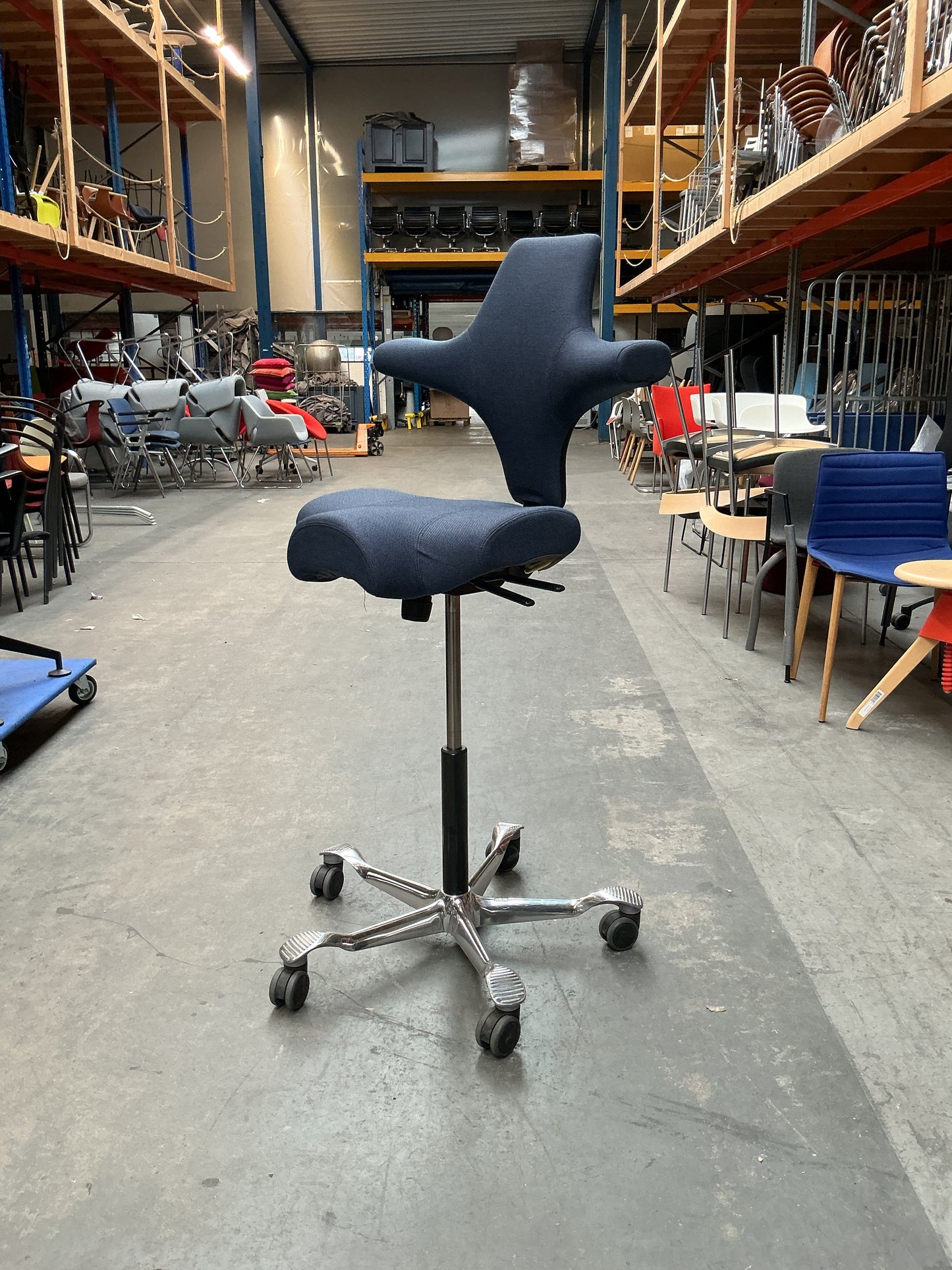 HAG Capisco 8106 Bureaustoel | Zithoogte 61-86 cm | Donkerblauw