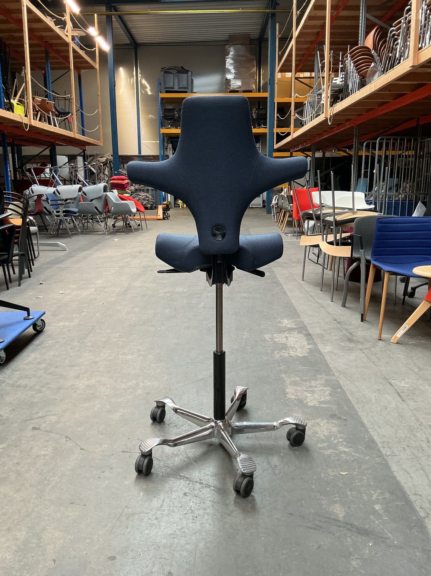 HAG Capisco 8106 Bureaustoel | Zithoogte 61-86 cm | Donkerblauw