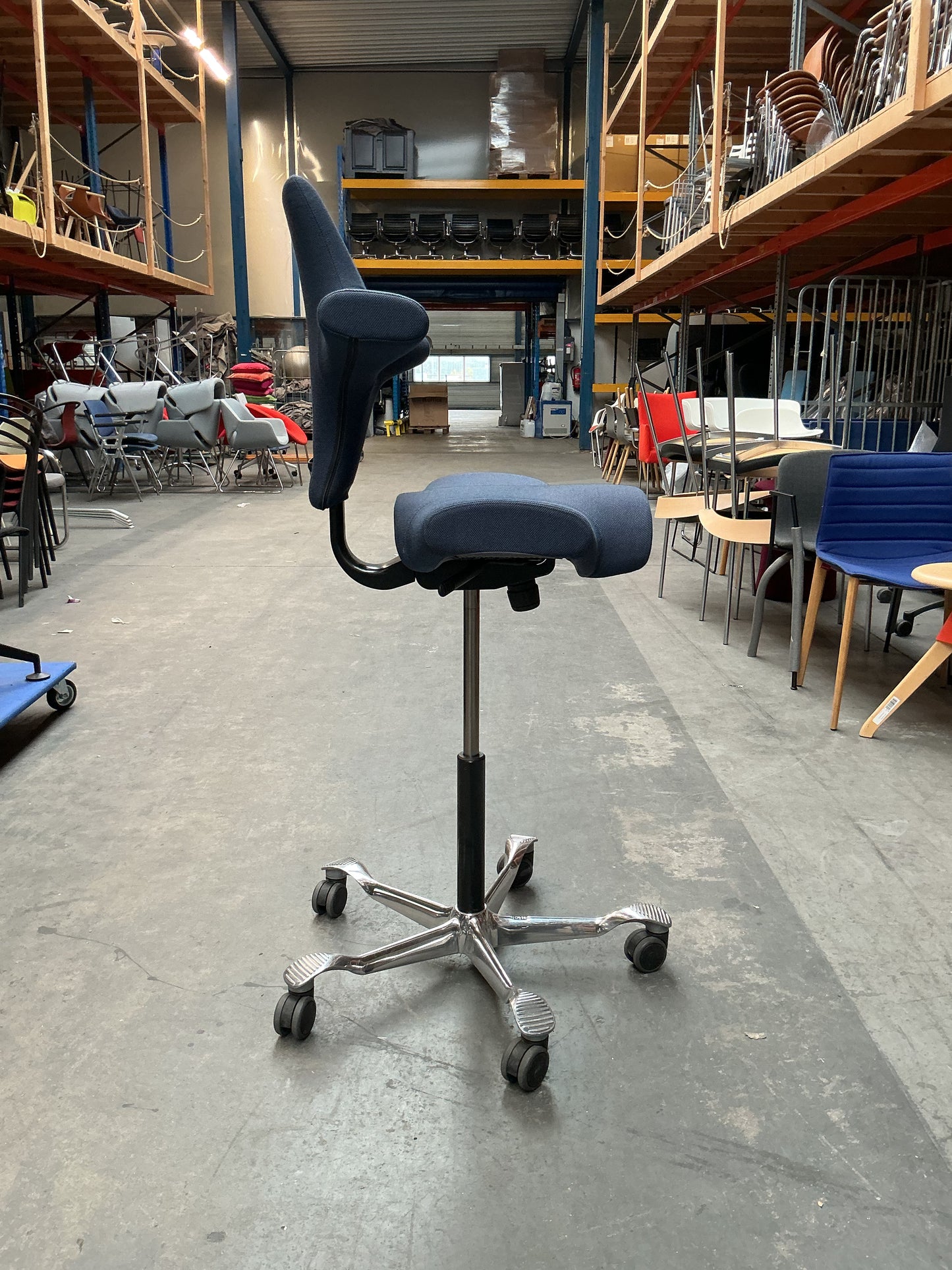 HAG Capisco 8106 Bureaustoel | Zithoogte 61-86 cm | Donkerblauw