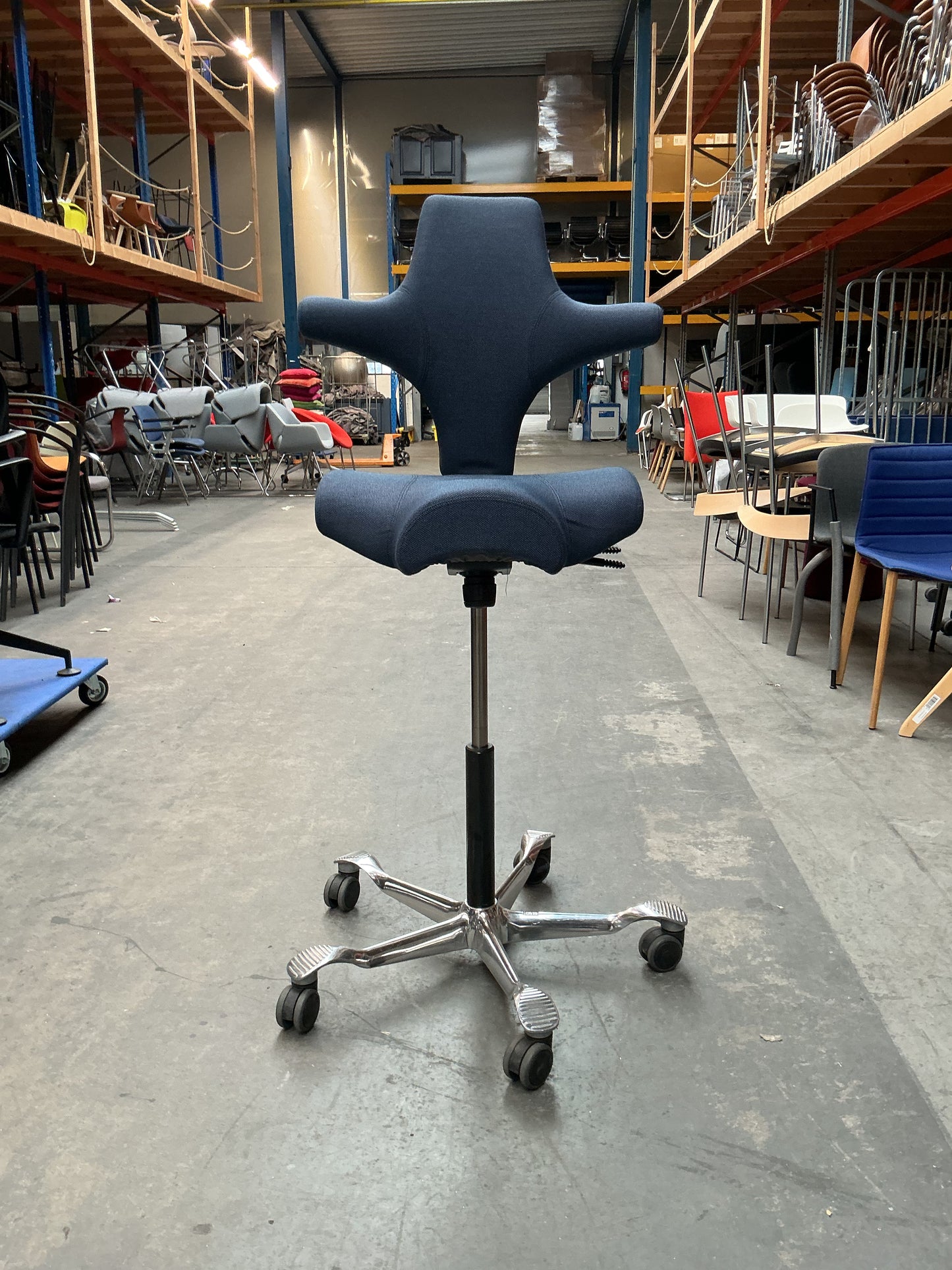 HAG Capisco 8106 Bureaustoel | Zithoogte 61-86 cm | Donkerblauw