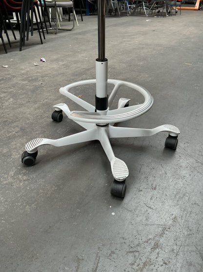 HAG Capisco 8020 Puls Bureaustoel | Zithoogte 58-83 cm | Wit | Met Voetring