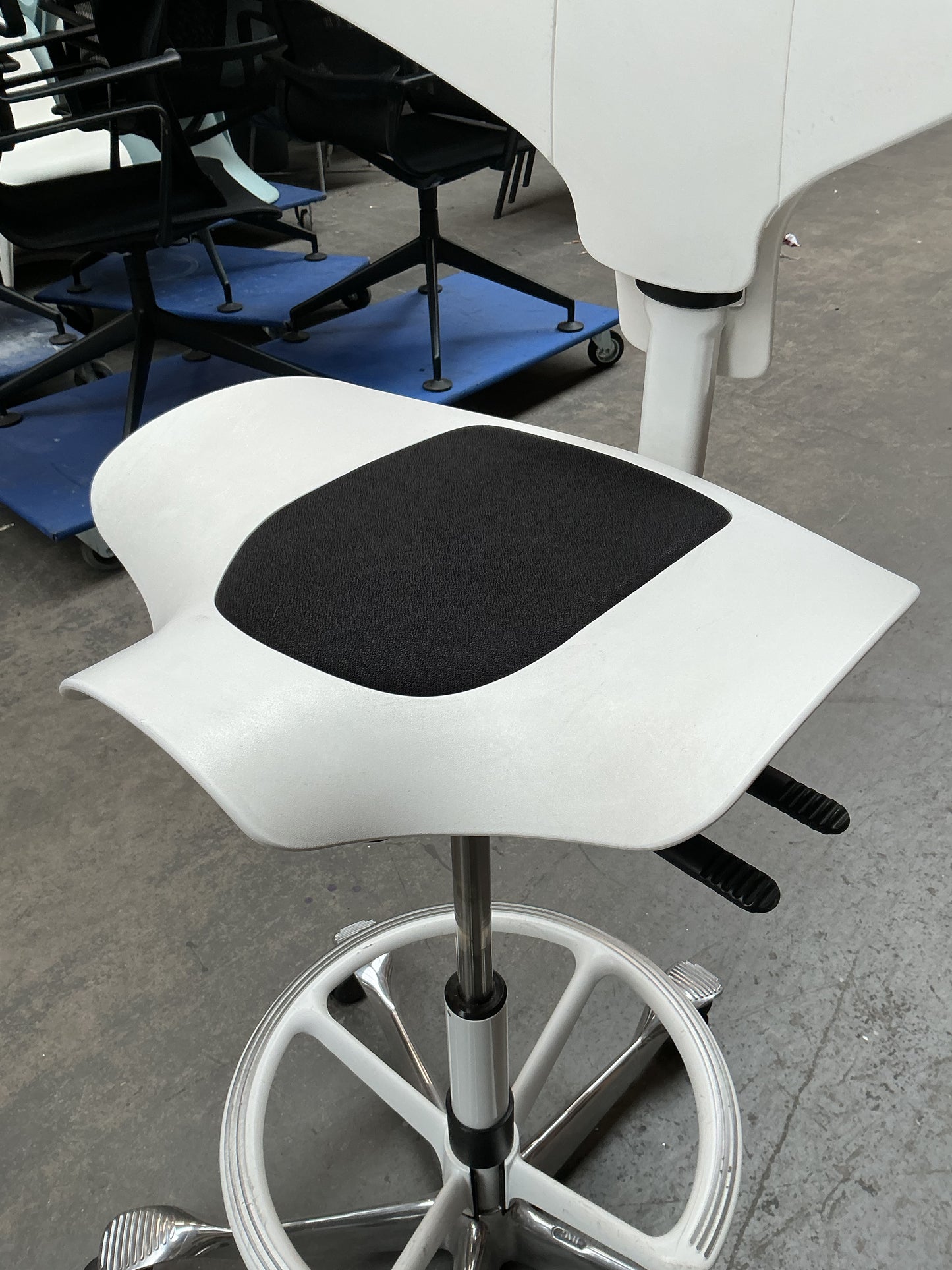 HAG Capisco 8010 Puls Bureaustoel | Zithoogte 57-82 cm | Wit | Met Voetring