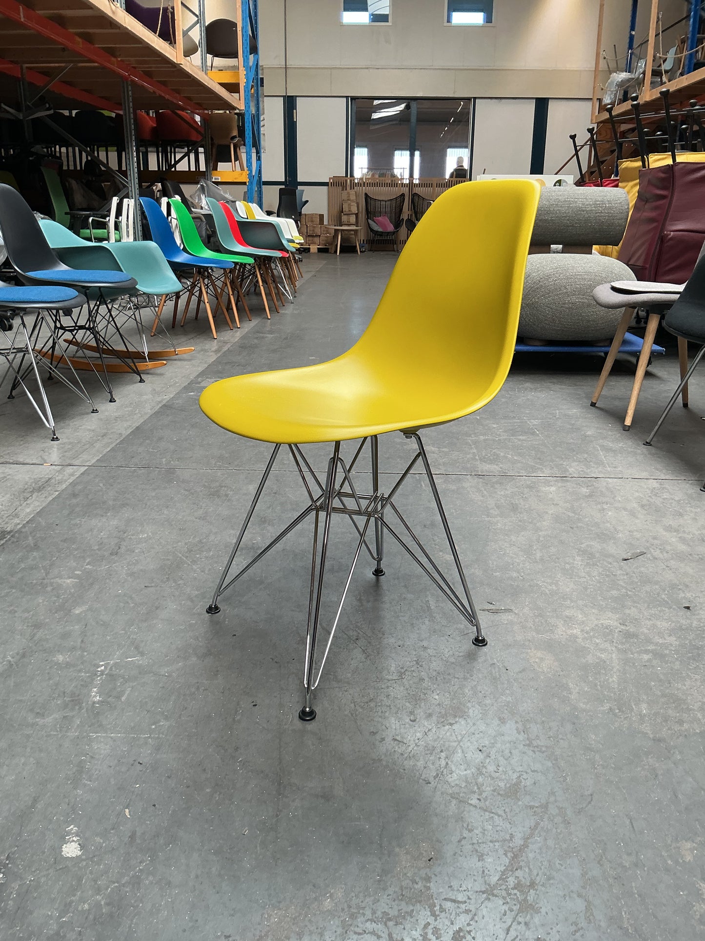 Vitra Eames Plastic Chair DSR | Eetkamerstoel | Geel | Chroom