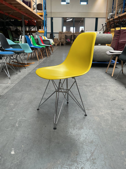 Vitra Eames Plastic Chair DSR | Eetkamerstoel | Geel | Chroom